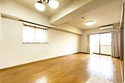 ワイドな窓からの採光が気持ち良いリビング空間◎