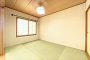 リビングとつながる畳敷きのお部屋は、お客さまが遊びに来た時にも使えますし、ちょっと疲れた時にお昼寝できるのもうれしいですね。