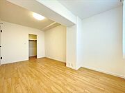壁が白いのでプロジェクターを設置して映画やYouTubeなど楽しめます♪部屋がおしゃれなシアタールームのように変身◎