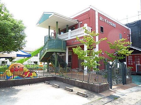 緑いずみ台保育園平成24年6月開設。対象児童:0〜3歳保育目標:思いやりのある子、意欲のある子、健康な子特色:栽培食育、園外保育、リトミック、手作り給食 740m