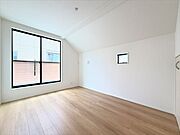 バルコニーに面したお部屋です。お天気のいい日にはたっぷりと陽を取り込むことができ、ベッドの上のお布団もふかふかになりそうですね。