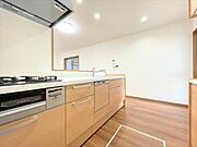 調理動線を考慮したシステムキッチンで、快適にお料理ができます。まっすぐに伸びた水平ラインが美しく無駄の無い空間を演出しています。