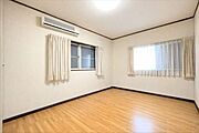 明るさを期待できる二面採光。また通風も期待できるので、一年を通して過ごしやすい室内です。