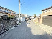 幅員約6mの前面道路です。車がすれ違うのに十分な道幅です。車が2台と通行人も通れる幅となっています。