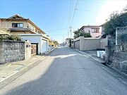 幅員約6mの前面道路です。車が余裕を持ってすれ違うことが出来る道幅です。車の出し入れも余裕を持って行うことが出来ます。