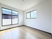 2面採光で明るい洋室。寝室や子ども部屋として使いやすい一室です。