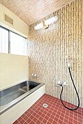 窓付きで明るく換気もしやすい浴室です。