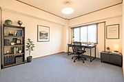 ベット、勉強机、ドレッサー、おしゃれな照明を設置して居心地の良い空間にできそうです◎