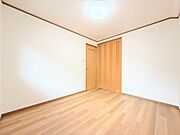 やさしい光に包まれる洋室。心地よい毎日を過ごせる空間です。