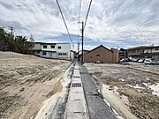幅員約3.8mの前面道路です。車がすれ違うには厳しい道幅ですが、車はスピードを抑えて走行するので、お子様にも安全な道幅となっています。