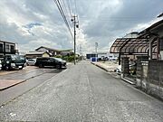 幅員約4.5mの前面道路です。車1台が余裕を持って通れる道幅です。車はスピードを控えるので事故率の軽減や歩行者も安心して通行できます。