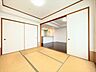 和室：リビングとつながる畳敷きのお部屋は、お客さまが遊びに来た時にも使えますし、ちょっと疲れた時にお昼寝できるのもうれしいですね。