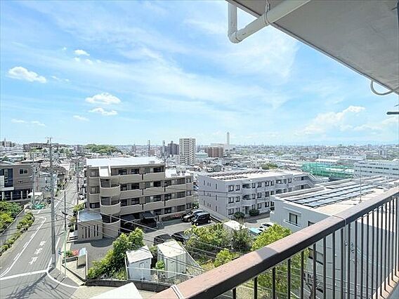 日差しを遮るオ...