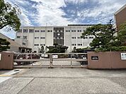 名古屋市立鳴海中学校【教育目標】○自主性・創造性の育成　○道徳的判断力の育成　○強健な身体の育成　【学校努力点】『認め合い、自ら考える鳴中生』 1010m