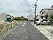 幅員約6mの前面道路です。道路幅が広いので、向かいの住宅とも距離があるため日当たりも確保しやすいです。