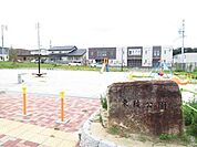 東陵公園東陵中学校の北西側の住宅街にあります。遊具もあり、見通しが良い公園です。 410m