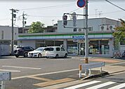 ファミリーマート緑伝治山店【スローガンは「Fun＆Fresh」。驚きやワクワク感を与えるべく、商品改革に取り組んでいる。（電子マネー利用可　ＡＴＭあり　ネット通販あり）Vポイントサービスあり。】…