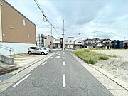 幅員約6mの前面道路です。道路幅が広いので、向かいの住宅とも距離があるため日当たりも確保しやすいです。