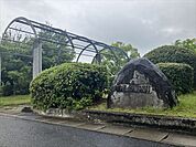 鳴子藤川公園【上空から見ると三角形の敷地をしており、中央の丸い植え込みを中心に周りに木々が植わっています。落ち着いて散歩するのにも適した公園です。】 360m