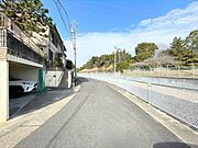 幅員約5.6mの前面道路です。車がすれ違える道幅です。車1台とベビーカーですれ違っても余裕のある道幅は安心ですね。