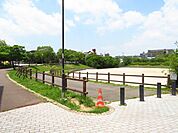 平手南公園野球もできる広さの公園。散歩や運動に最適です！遊具もあり、小さなお子様も遊ばせることができます。公園敷地内に「大清水コミュニティセンター」があります。 660m
