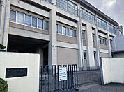 名古屋市立千鳥丘中学校【教育目標】集（集いて）学（学び）伸（ともに伸びよう）　石碑は「千鳥塚」といい、俳諧の集いで松尾芭蕉がよんだ「星崎の闇を見よとや啼千鳥」を立句とし記念として建てられたもの…