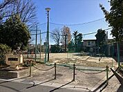 江明公園木々が多い公園です。遊具は滑り台、ブランコ、鉄棒があります。 300m