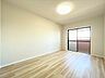 洋室：バルコニーに面したお部屋です。お天気のいい日にはたっぷりと陽を取り込むことができ、ベッドの上のお布団もふかふかになりそうですね。