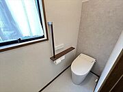 1階：INAXのタンクレストイレです。落ち着いたアクセントクロスが映える、おしゃれな空間。