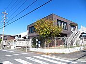 くまのまえ保育園2012年開設。最大の特徴は、1歳児から5歳児の異年齢保育。異年齢が関わり、一人ひとりの個性を見つける保育園。子ども主体の生活、遊びを大事にした保育を行っています。 800m