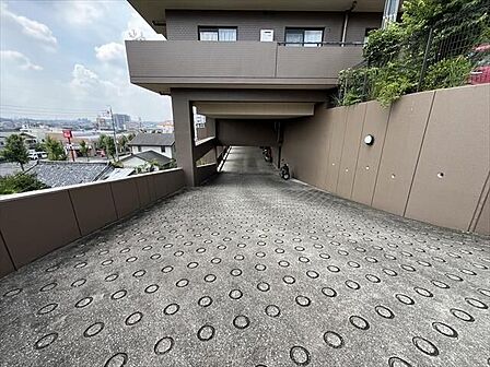 マンション下部にある駐車場に繋がる通路です。坂道のすべり止め対策の道路となっています。