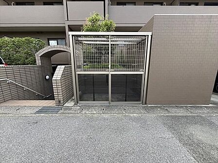 ゴミ置き場には柵が設置されています。カラスなどから防ぎ、ごみの散乱が防げます。マンション外観を綺麗に保ちます。