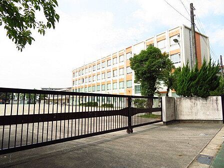 名古屋市立鳴子小学校目指す児童像:1自信と思いやりの心をもつ子ども【豊かな心】 2よく学ぶ子ども【確かな学力】 3心身共に健康で明るい子供【健やかな体】 4地域を大切にする子供【郷土愛】 300m