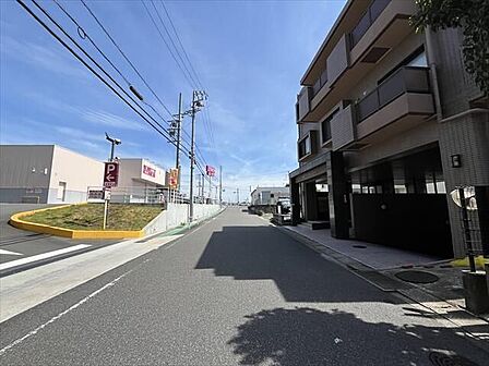 マンション西側前面道路です。駐車場の出入口に面しています。道路の向かいに「ドラッグストアコスモス桶狭間店」があり、お買い物に便利です◎