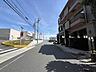 外観：マンション西側前面道路です。駐車場の出入口に面しています。道路の向かいに「ドラッグストアコスモス桶狭間店」があり、お買い物に便利です◎