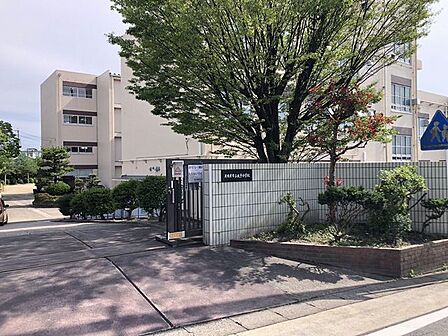 名古屋市立太子小学校学校教育目標 よく考え、正しく判断し、すすんで行動する子思いやりの心をもち、励まし合い、なかよく助け合う子何事も、ねばり強くたくましく、さいごまでやりぬく子 520m