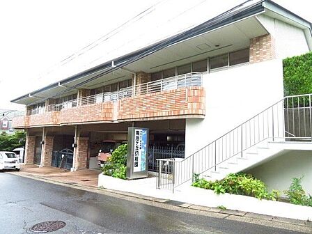 鳴海ヶ丘幼稚園教育理念・目標「ものごとに感謝できる心豊かな子どもを育てる」東丘小学校の北隣の高台に立地。労作収穫体験ができる「なるなる畑」は、子どもたちの心を伸びやかにします。 960m