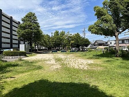 太子ヶ根公園【細長い敷地を有し、周りは木々が点在しています。滑り台とブランコの複合遊具、シーソーなどがあります。ベンチも数台あり、休憩スポットとしても良いですね。】 340m