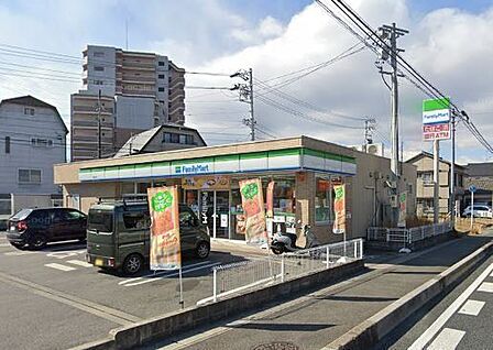 ファミリーマート緑境松店【スローガンは「Fun＆Fresh」。驚きやワクワク感を与えるべく、商品改革に取り組んでいる。（電子マネー利用可　ＡＴＭあり　ネット通販あり）Vポイントサービスあり。】…