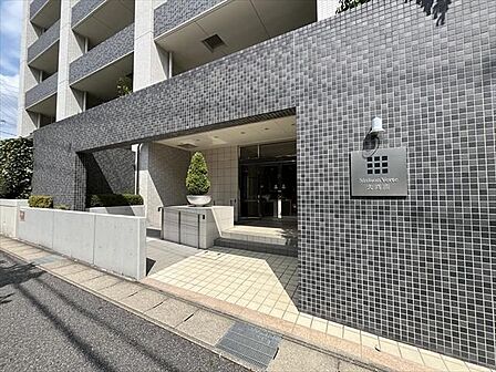 マンション南側エントランスです。