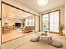 和室：リビングとつながる畳敷きのお部屋は、お客さまが遊びに来た時にも使えますし、ちょっと疲れた時にお昼寝できるのもうれしいですね。※実際の写真に家具や調度品をCG合成したものです。