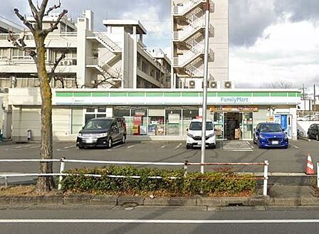 ファミリーマート緑潮見が丘店【スローガンは「Fun&Fresh」。驚きやワクワク感を与えるべく、商品改革に取り組んでいる。(電子マネー利用可 ATMあり ネット通販あり)Vポイントサービスあり。】…