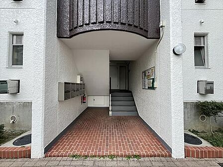 マンション北西側にあります。