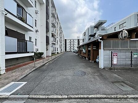 マンション北側の駐車場出入り口です。