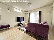 2面採光で明るいリビング！