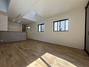 ダイニングとリビングをゆったりと配置できるため、暮らしやすさと快適性を両立できます。