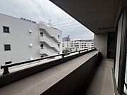 大きなバルコニーでは洗濯物を干すだけでなく、ガーデニングなどもいかがでしょうか。