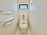 トイレ：清潔感のある窓付きのトイレです。