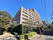 庭園を囲むように配された3棟構成となっており、両翼が徐々に高さを増すダイナミックな外観です。