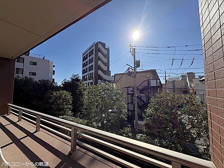 南向き3階部分にて陽当り良好です。前面建物は低層住宅ですので、3階ながらも開放感があります